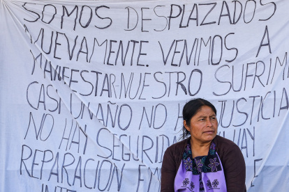 Indígenas desplazados de la comunidad de Chenalho se manifiesta hoy, en Tuxtla Gutiérrez, estado de Chiapas (México).