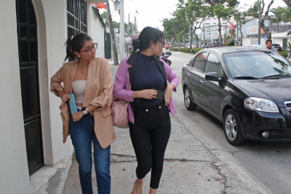 1. Apuros. Caminan presurosamente guardando sus pertenencias al apuro mientras miran a todos lados.