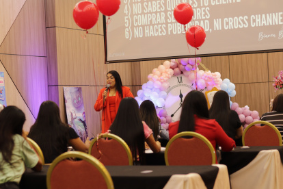 Escena. El entrenamiento permite atrapar a futuros clientes y entregar guías sobre el uso de las aplicaciones.