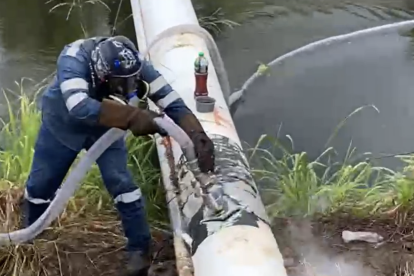 Petroecuador debe reparar las tuberías perforadas de sus oleoductos.