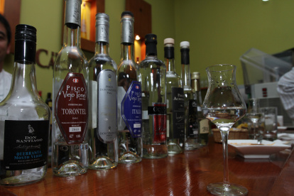 Bebidas. El pisco, uno de los licores típicos que se elaboran en Perú.