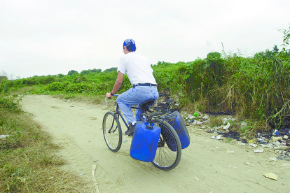 Contrabando. En la frontera entre Ecuador y Perú, una persona lleva diésel ecuatoriano para vender en Perú.