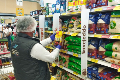 Personal de la Arcsa recolecta muestras de arroz que se vende en supermercados para verificar su inocuidad.