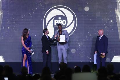 Alexander Domínguez con el premio que lo reconoce como El Pro de 2023.