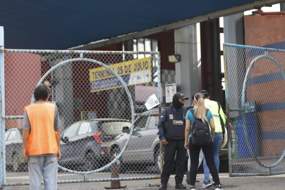 Usuarios que llegan a la estación estaban sorprendidos por la suspensión del servicio en esa parada.