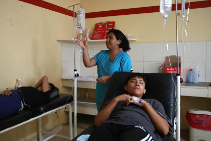 Dos pacientes con dengue reciben tratamiento en un hospital de Piura, en el sur de Perú.