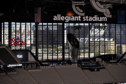 Fotografía de archivo donde se ve una una parte de la avenida "The Strip" de Las Vegas a través de una ventana del Allegiant Stadium, el 25 de septiembre de 2023, en Las Vegas (Estados Unidos).