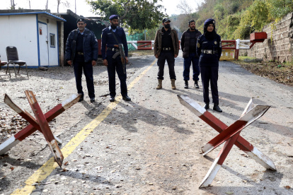 Funcionarios de seguridad paquistaníes hacen guardia frente a la residencia del ex primer ministro condenado Imran Khan, en Islamabad, el 1 de febrero de 2024.