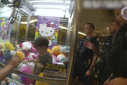 Peligro. Una captura de vídeo del rescate del niño por la policía de Australia.