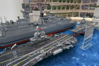 Vista de unos modelos de bloques de construcción de juguetes de los portaaviones chinos del Ejército Popular de Liberación