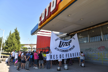 Manifestantes de la UTEP (Unión de Trabajadoras y Trabajadores de la Economía Popular) protestan en los exteriores del supermercado Coto en la localidad de Ciudadela, provincia de Buenos Aires.