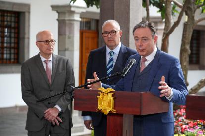 El alcalde de Amberes, Bart de Wever (d), ofrece declaraciones a la prensa junto a sus homólogos de las ciudades de Rotterdam, Ahmed Aboutaleb (c), y de Hamburgo, Peter Tschentscher (i), al termino de una reunión con Daniel Noboa