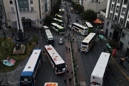 Un conjunto de autobuses estacionados durante una protesta de transportistas que exigen en levantamiento de los bloqueos a las vías, en La Paz (Bolivia).