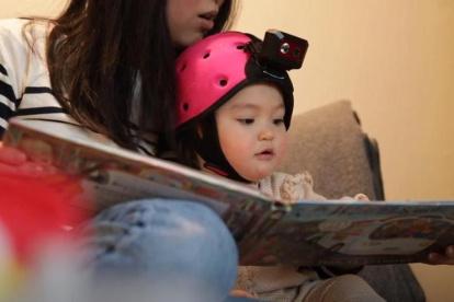 Utilizando información de cámaras montadas en la cabeza del niño, los investigadores entrenaron un modelo de IA multimodal que pudo relacionar palabras con imágenes visuales.