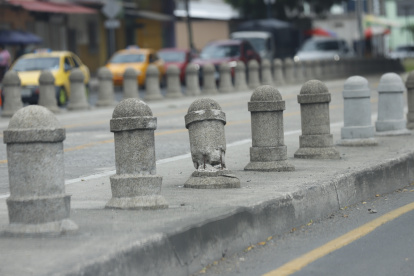 Sobre la avenida Barcelona se evidencia un bolardo en mal estado.