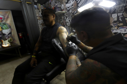 Negocio. En los locales de tatuajes, que son formales, se toman en cuenta las medidas de bioseguridad.