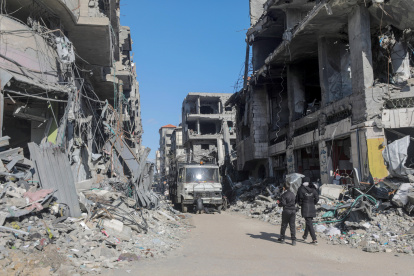 Palestinos caminan entre edificios destruidos en el campo de refugiados de Al Nuseirat, Franja de Gaza, el 1 de febrero de 2024.
