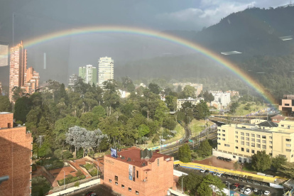 Registro general de un arcoiris, captado este miércoles, 31 de enero 2024, durante el primer aguacero en tres semanas, en Bogotá (Colombia).