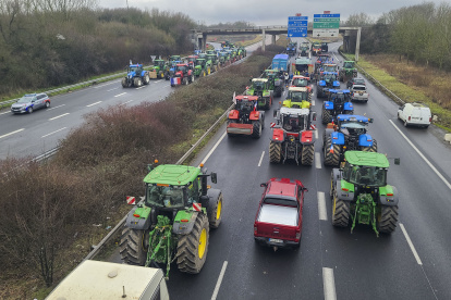 El convoy de agricultores de un sindicato minoritario que intentaba bloquear el mercado mayorista de Rungis, al sur de París, ha abandonado su objetivo y volverá a casa cuando se libere a los 91 detenidos que hubo ayer por una operación de intromisión en esas instalaciones.