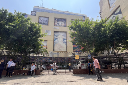 Deterioro. Las paredes y obras que se visualizan en la calle Francisco P. Icaza lucen cada vez más destruidas. Los transeúntes observan los visibles daños en las obras de arte expuestas.