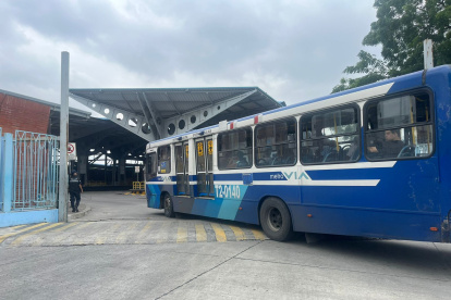 Los ciudadanos son trasladados hasta la parada de Sopeña a través de los alimentadores de La Playita