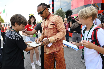 El piloto británico Lewis Hamilton, que acaba de firmar con Ferrari, a su llegada al último GP de Italia.