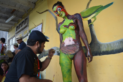 Los artistas para plasma el arte en la piel investigan en las comunidades sobre detalles de la naturaleza.