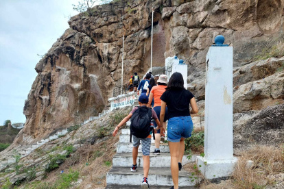 El primer punto al que acceden los expedicionarios es el santuario de la Virgen de la Roca, que está en lo alto del cerro.