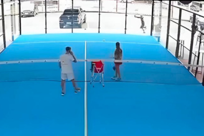 Captura de video. Cámaras de vigilancia captaron el momento en el que sujetos armados llegan a una plaza de Manta.