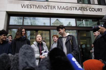 Greta Thunberg habla a los medios de comunicación.