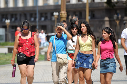 Personas caminan durante la ola de calor que se presenta, en Buenos Aires (Argentina), en una fotografía de archivo. EFE/ Enrique Garcia Medina