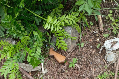 Acto. Por el apuro, los sujetos botaron el arma en la carretera.