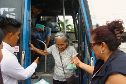 Medida. Los adultos mayores pagarán la mitad del pasaje de bus de lunes a sábado. Los domingos, gratis.