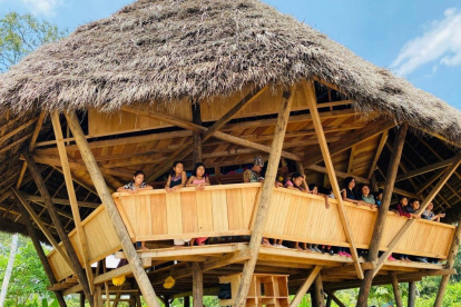 Construida con madera de densidad y un diseño geométrico de triángulos perimetrales. La cubierta posee tejido vegetal.