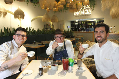 Manqa es un lugar elegante con una iluminación cálida. Tiene un elemento verde naturaleza fuerte