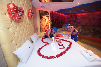 Decoración. Trabajadoras alistan la habitación imperial del Green House.