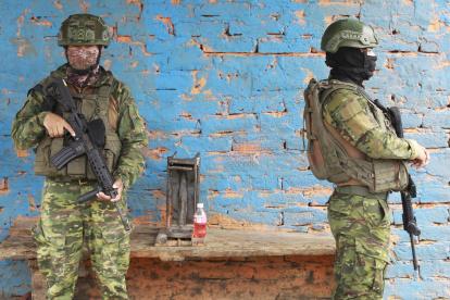 Soldados del ejército ecuatoriano vigilan cerca al Centro de Privación de Libertad Zonal No. 8 en Guayaquil (Ecuador). Foto de archivo.