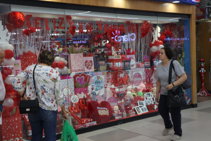 Comercio. Las vitrinas del Policentro ya lucen la decoración típica de San Valentín.