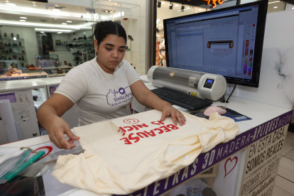 Local. En Vinilizarte, en el Policentro, hacen camisetas personalizadas.