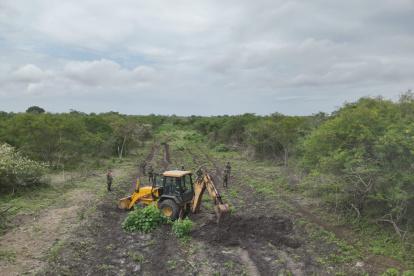 Imagen aérea de la pista, compuesta de tierra posiblemente aplanada para facilitar aterrizaje