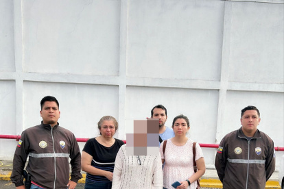 Agentes de la Unidad de Desaparecidos y familiares en compañía de la docente Sara Rivadeneira