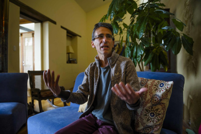 El escritor Adolfo Macías nació en 1960. Estudió Filosofía en la PUCE y es psicoterapeuta.