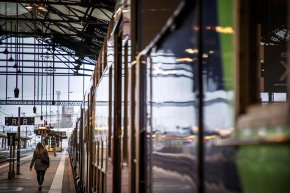 Imagen de archivo del andén en la estación de tren de París-Lyon en París (Francia).