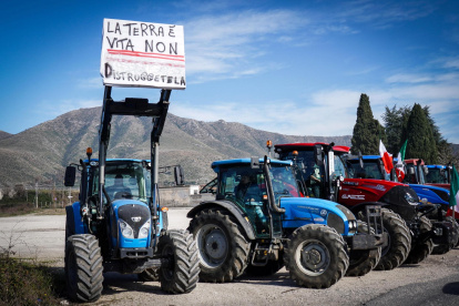 Los agricultores próximos a la salida de la autopista de Orte, en la región central del Lacio, la bloquearon en varios momentos de la jornada.