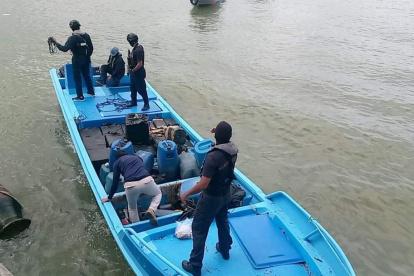 La lancha, utilizada para el tráfico de drogas, transportaba un total de 50 paquetes.