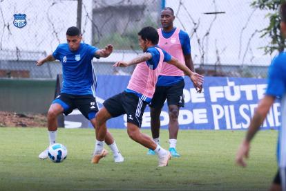 Entrenamiento. Luis León, Marcelo Meli y Jaime Ayoví trabajando en Samanes.