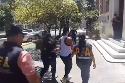 Una de las detenidas por la Policía Federal de Argentina.