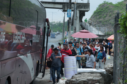 Así es cómo los pasajeros esperan las unidades para dirigirse a los balnearios. El paradero es informal.