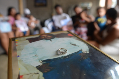 Luto. Los deudos recuerdan a Joppre con un cuadro y su fotografía junto con el anillo de compromiso.