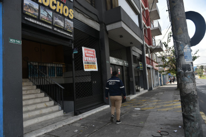 Los letreros de venta de inmuebles se han multiplicado en la ciudad.